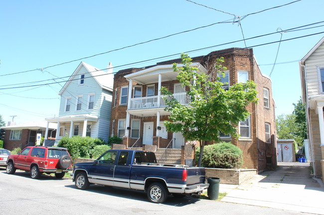 350 Barclay St in Perth Amboy, NJ - Foto de edificio - Building Photo