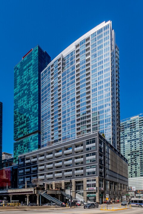 240 E Illinois St in Chicago, IL - Building Photo