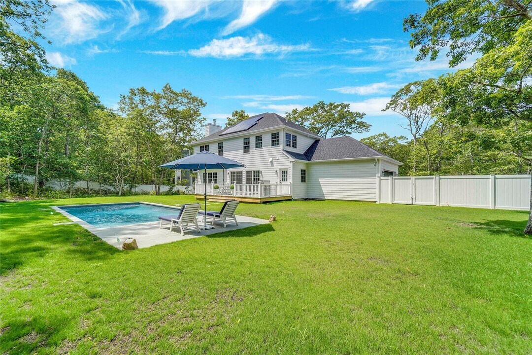 29 Gateway Ct in Hampton Bays, NY - Building Photo