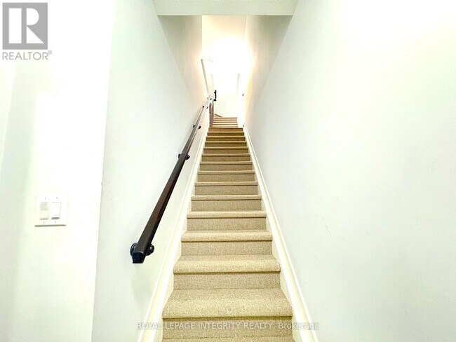 258 Anyolite Private in Ottawa, ON - Building Photo - Building Photo