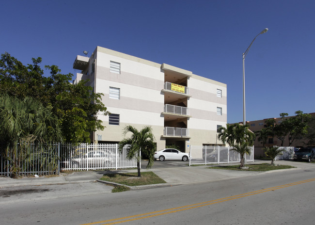 Montego Bay Condominiums in Hialeah, FL - Building Photo - Building Photo