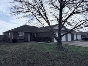3905 SW Hansom Loop in Bentonville, AR - Building Photo - Building Photo
