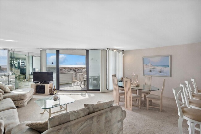 265 Dune Rd in Westhampton Beach, NY - Foto de edificio - Building Photo