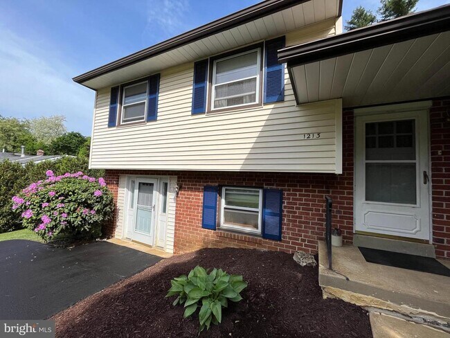 1213 Farmington Ln in West Chester, PA - Foto de edificio - Building Photo