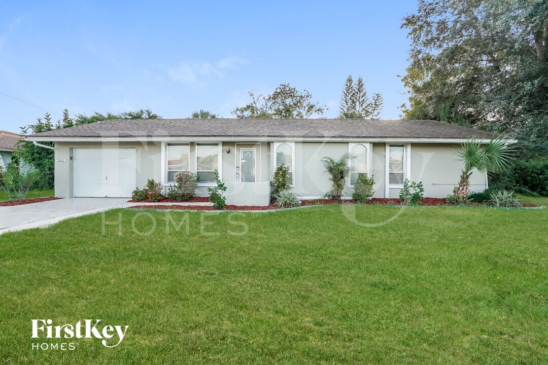 2582 Lake View Blvd in Port Charlotte, FL - Building Photo