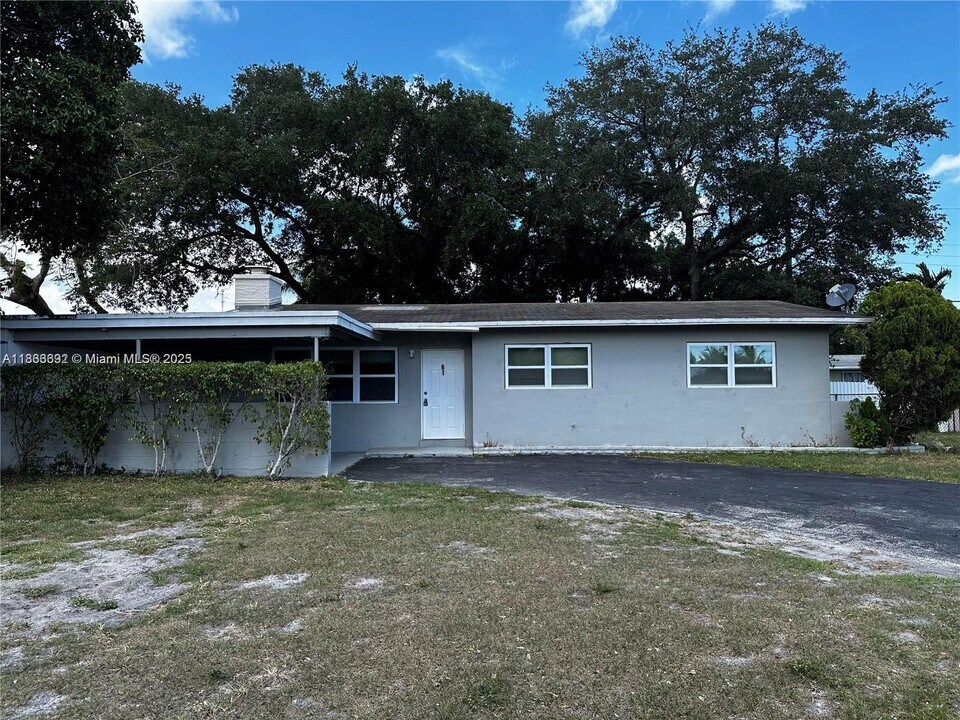 61 NE 195th St in Miami, FL - Building Photo