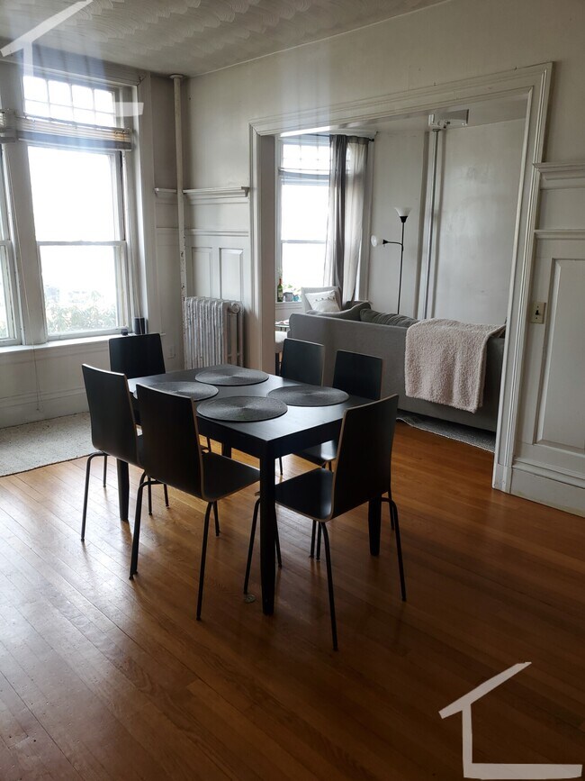 1681 Beacon St, Unit 1 in Brookline, MA - Foto de edificio - Building Photo