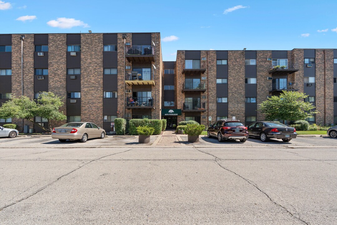 8970 N Parkside Ave in Des Plaines, IL - Building Photo