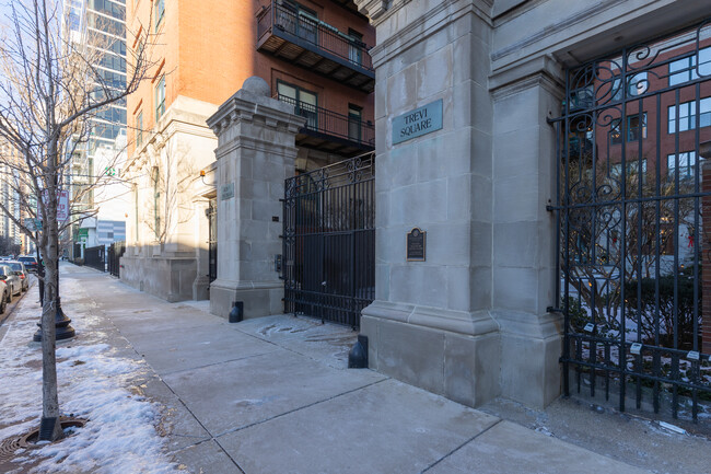 Trevi Square in Chicago, IL - Building Photo - Building Photo