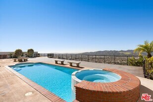 1916 Rams Horn Ct in Glendale, CA - Building Photo