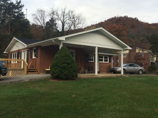 401 Santa Fe Dr in Bristol, TN - Foto de edificio - Building Photo