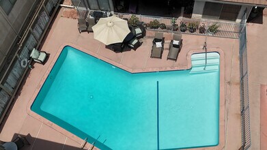 The Markwell Plaza in Valley Village, CA - Foto de edificio - Building Photo