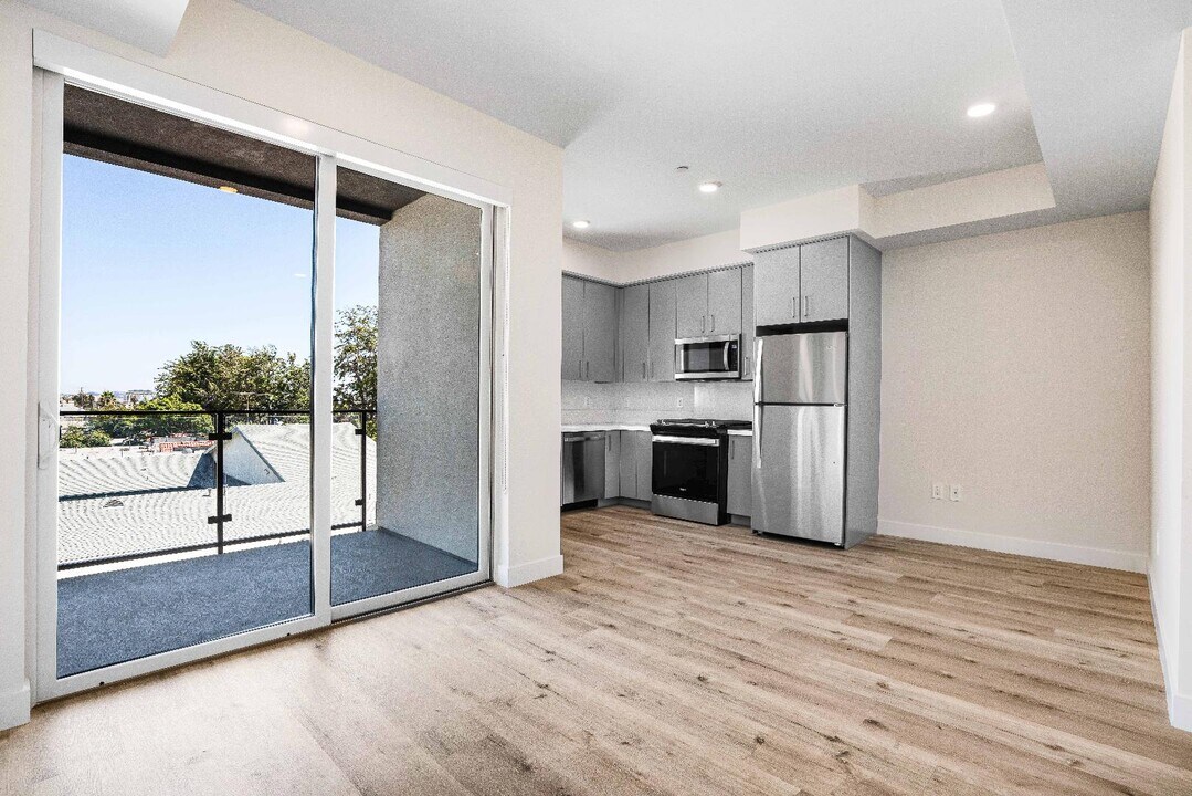3308 Mentone Ave in Los Angeles, CA - Building Photo