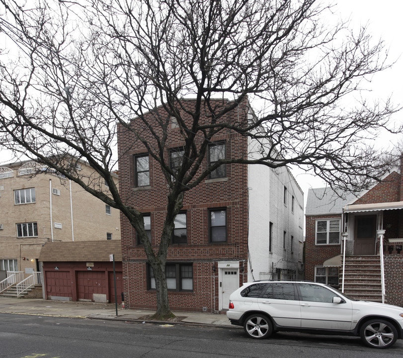 70 Battery Ave in Brooklyn, NY - Building Photo