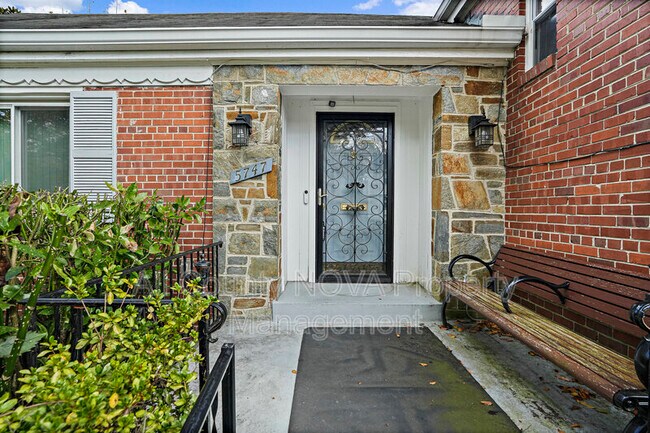 5747 27th St NW in Washington, DC - Building Photo - Building Photo