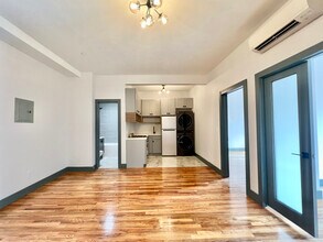 52 Monitor St in Brooklyn, NY - Foto de edificio - Building Photo