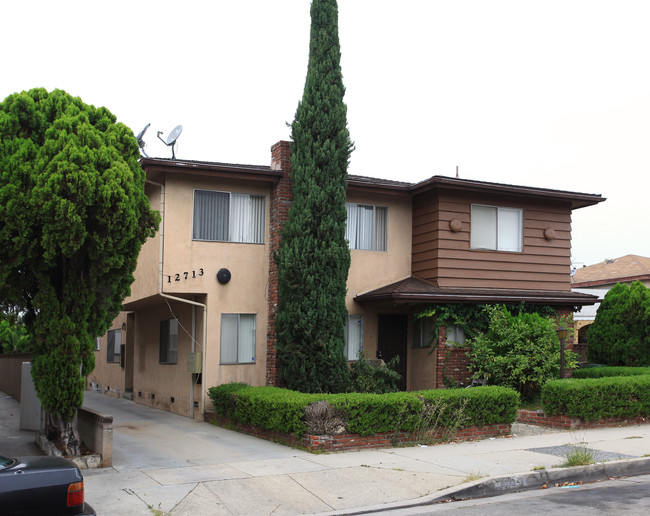 12713 Cranbrook Ave in Hawthorne, CA - Foto de edificio - Building Photo