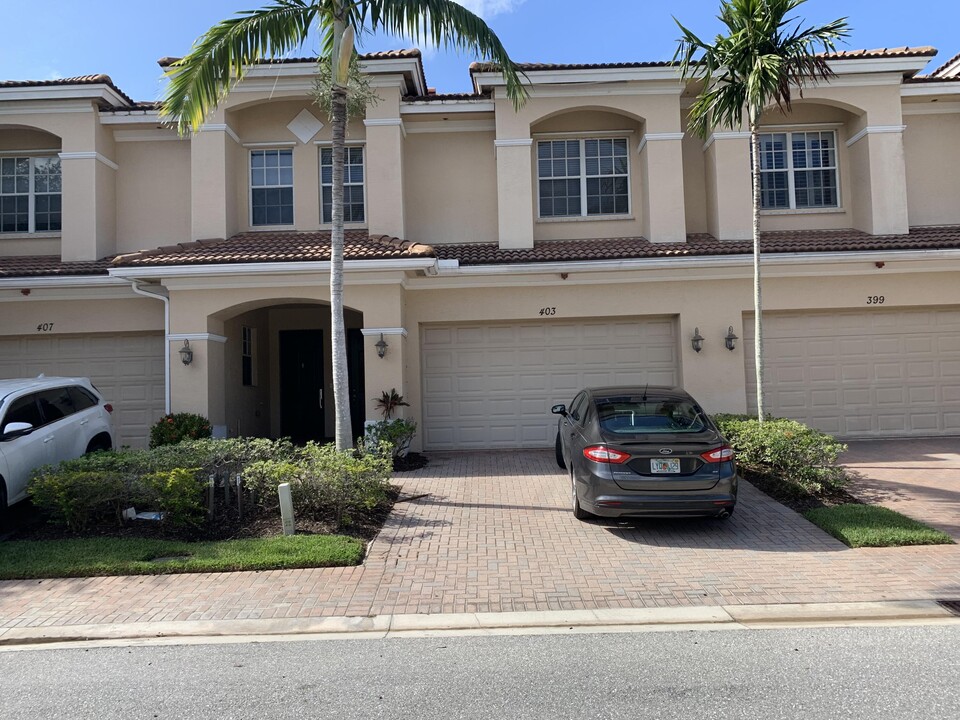 403 SW Walking Path in Stuart, FL - Building Photo