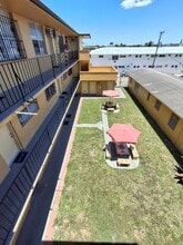 Turf 2 in Hialeah, FL - Foto de edificio - Building Photo