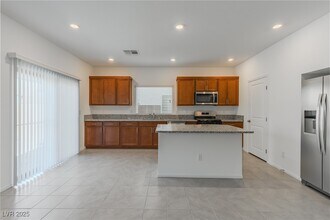 10325 S Bronco St in Las Vegas, NV - Building Photo - Building Photo