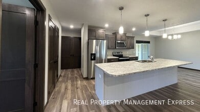 3 Bed 2 Bath Townhome w/ Double Garage in Southeast SF in Sioux Falls, SD - Building Photo - Building Photo