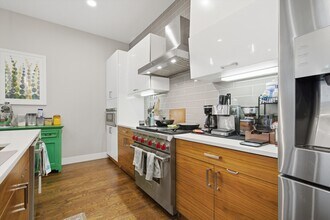 2528 N Linden Pl, Unit 1 in Chicago, IL - Building Photo - Building Photo