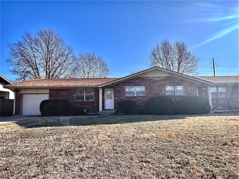 3329-3331 Hawthorn Dr in Joplin, MO - Building Photo