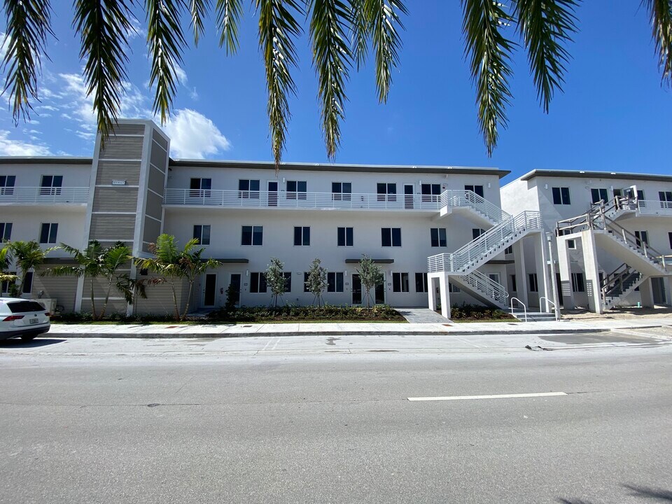 10300 NW 66th St, Unit 109 in Doral, FL - Foto de edificio