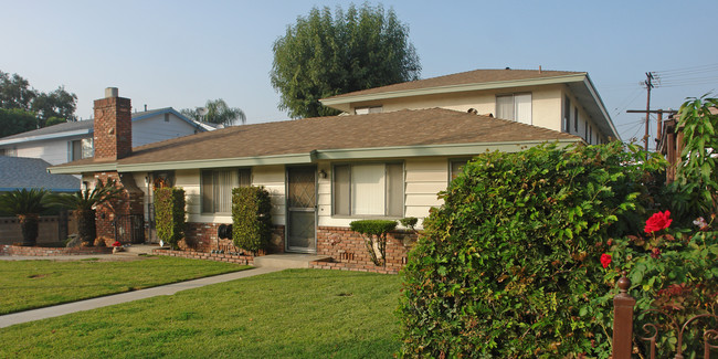 211 W Center St in Covina, CA - Building Photo - Building Photo