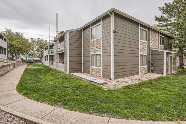 18043 E Ohio Ave in Aurora, CO - Building Photo - Building Photo