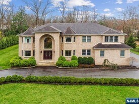 324 Lake St in Upper Saddle River, NJ - Building Photo