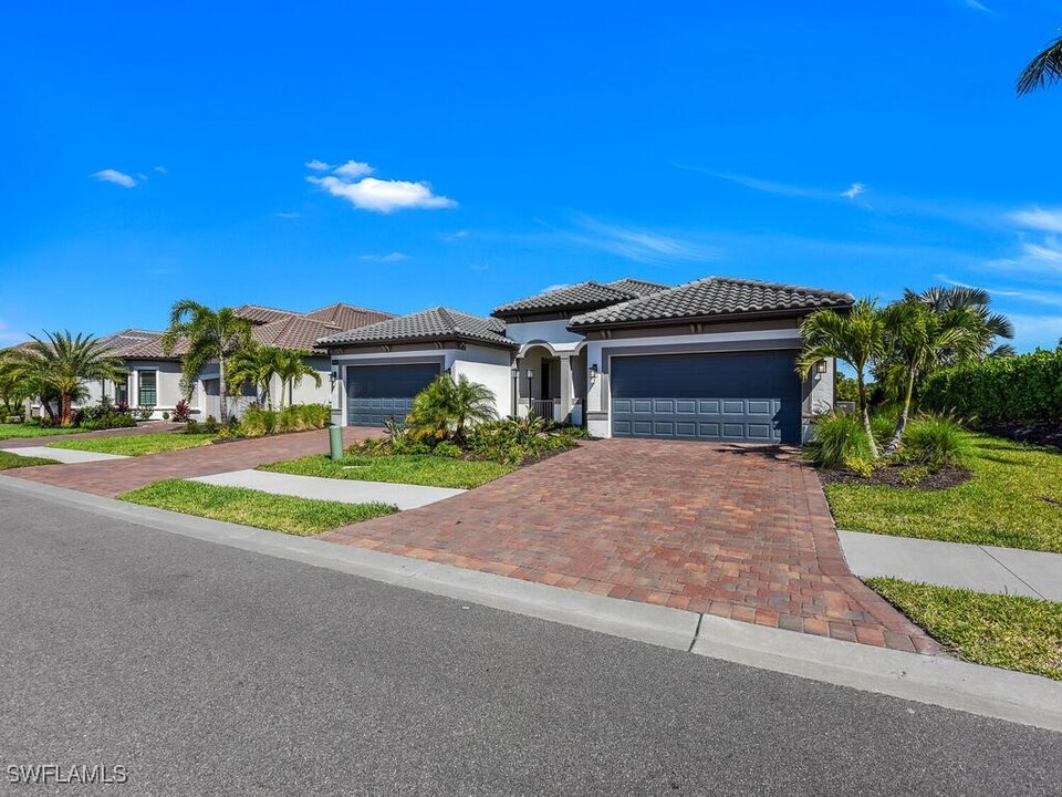 11694 Canal Grande Dr in Ft. Myers, FL - Foto de edificio