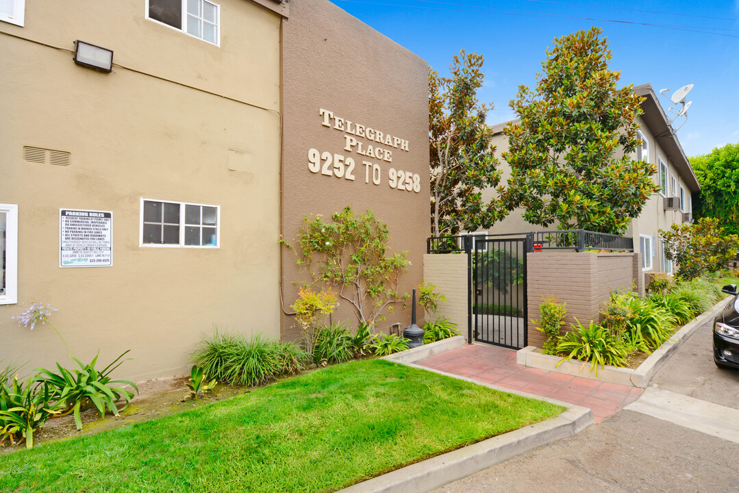 Telegraph Place Apartments in Downey, CA - Foto de edificio