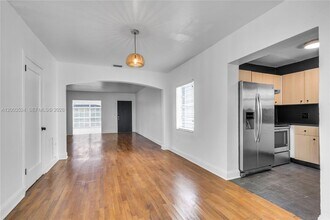 10 Century Ln in Miami Beach, FL - Building Photo - Building Photo