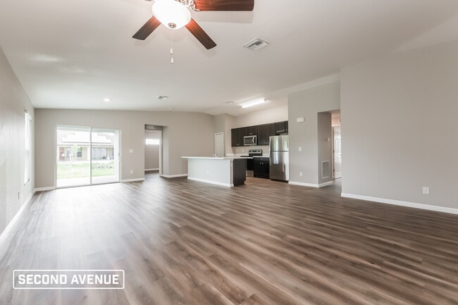 3719 7th St W in Lehigh Acres, FL - Foto de edificio - Building Photo