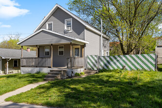 102 W Walnut St in Anamosa, IA - Building Photo - Building Photo