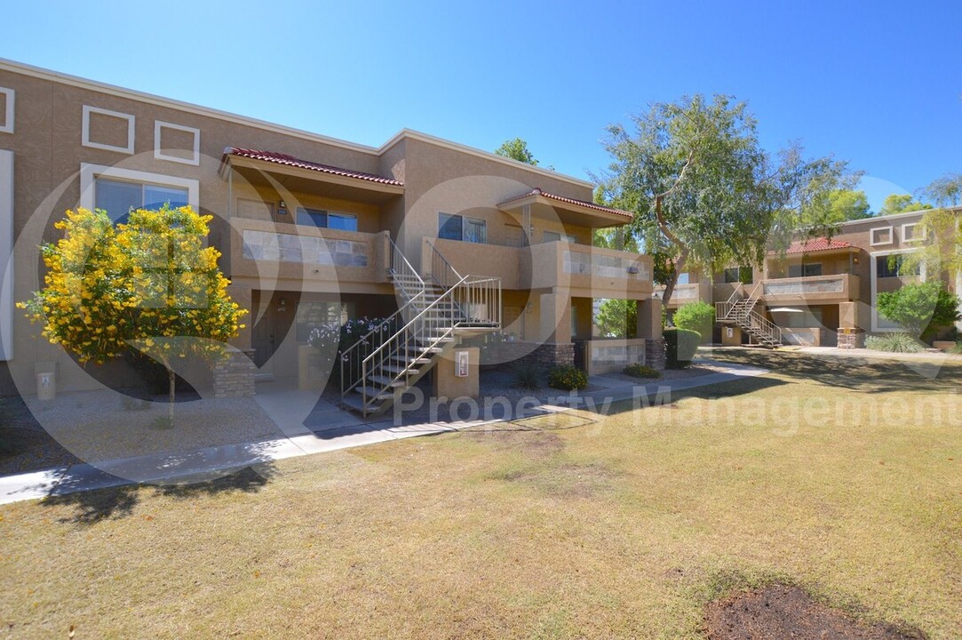 303 N Miller Rd in Scottsdale, AZ - Building Photo