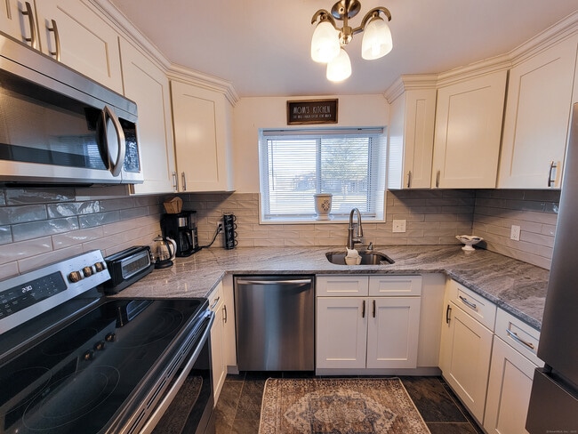 11 Carillon Dr in Rocky Hill, CT - Building Photo - Building Photo