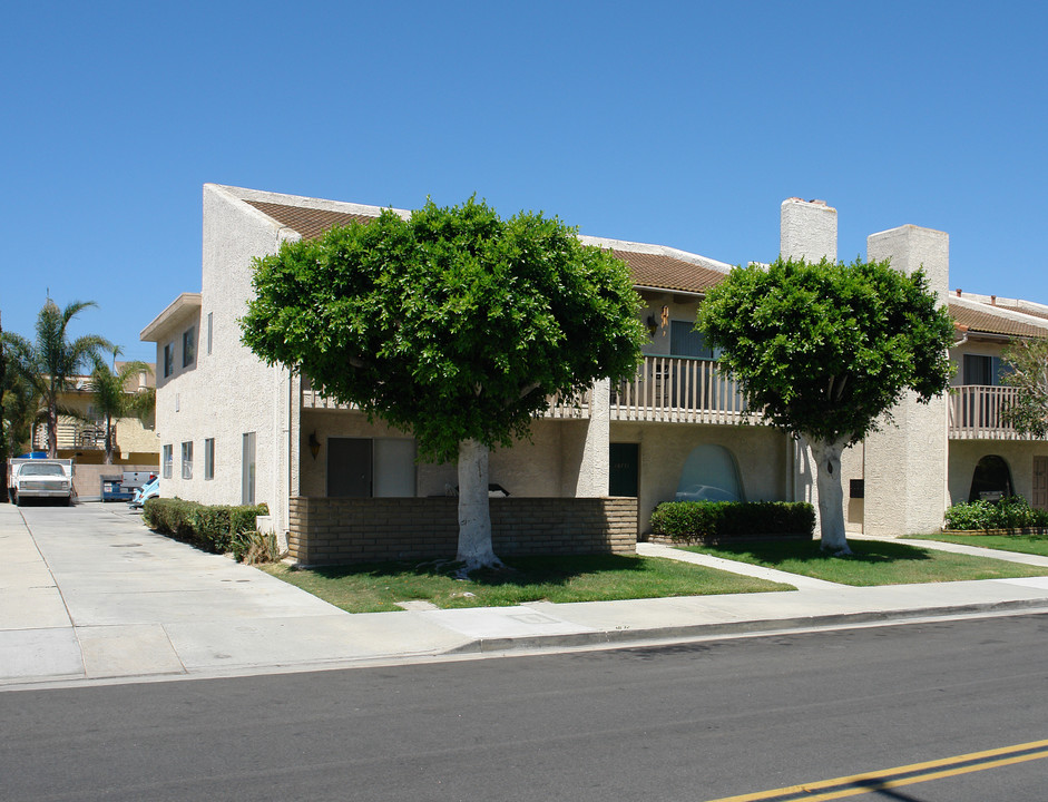 16771 Green St in Huntington Beach, CA - Foto de edificio