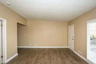 11502-11506 Adco Ave. in Downey, CA - Foto de edificio - Interior Photo