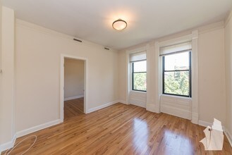 2954 N Racine Ave, Unit 2F in Chicago, IL - Foto de edificio - Building Photo