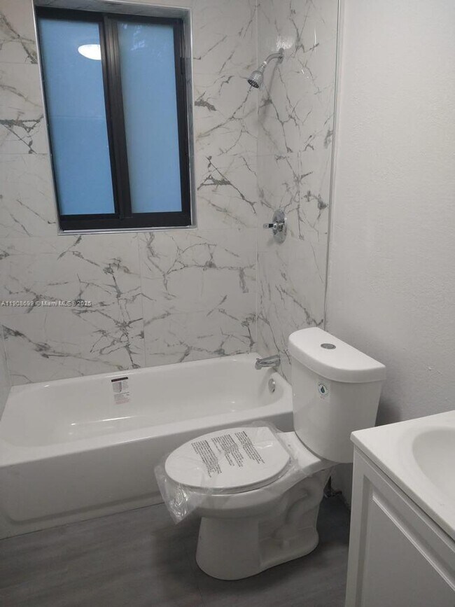 75 Glen Royal Pkwy in Miami, FL - Building Photo - Building Photo