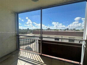 13685 NE 10th Ave, Unit 411 in North Miami, FL - Building Photo - Building Photo