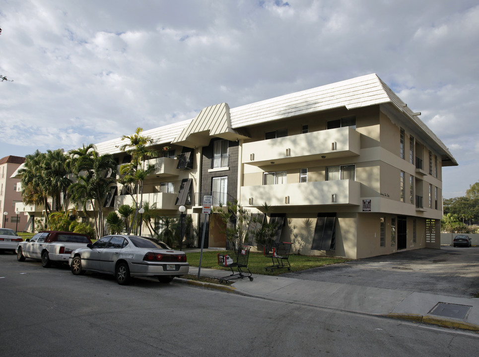 Brittany Villas in South Miami, FL - Building Photo