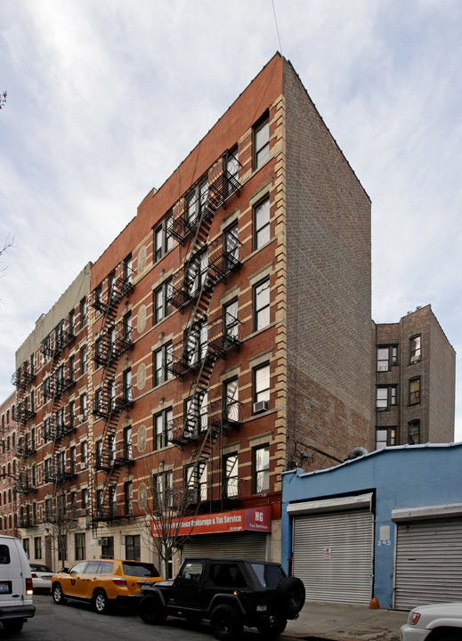 235 E 117th St in New York, NY - Building Photo