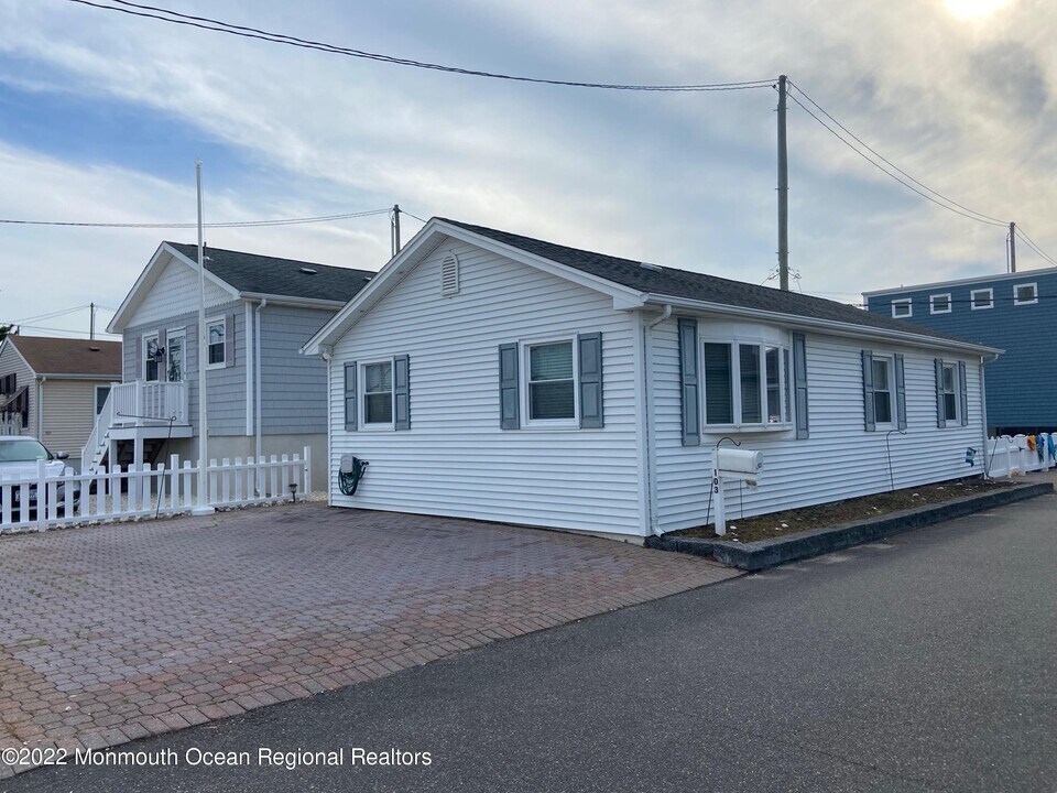 103 W Dune Way in Lavallette, NJ - Building Photo