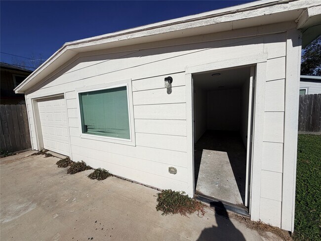 property at 5105 Oak Ave