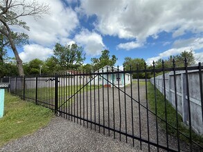 300 Longstreet Rd in Willis, TX - Building Photo - Building Photo