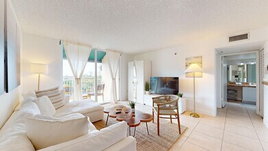 19701 E Country Club Dr in Aventura, FL - Building Photo - Building Photo