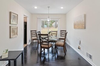 4092 Lindsey Dr in Decatur, GA - Foto de edificio - Building Photo